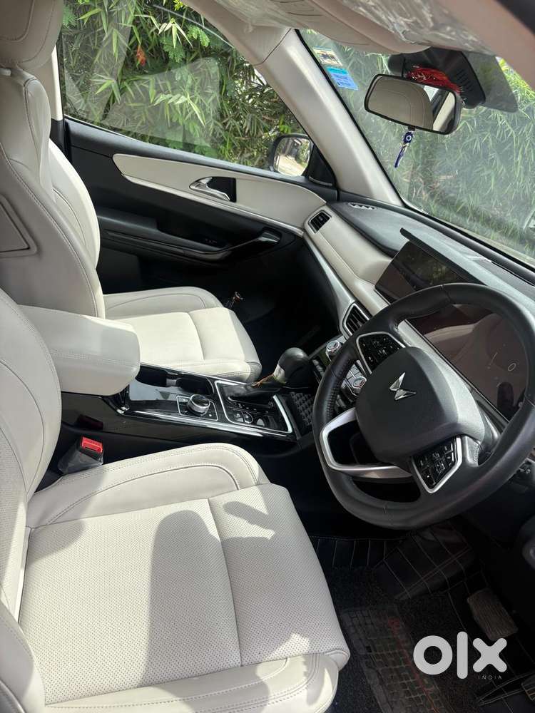 Mahindra Xuv700 2.0 Ax 7 Petrol At Luxury Pack Str, 2024, Petrol