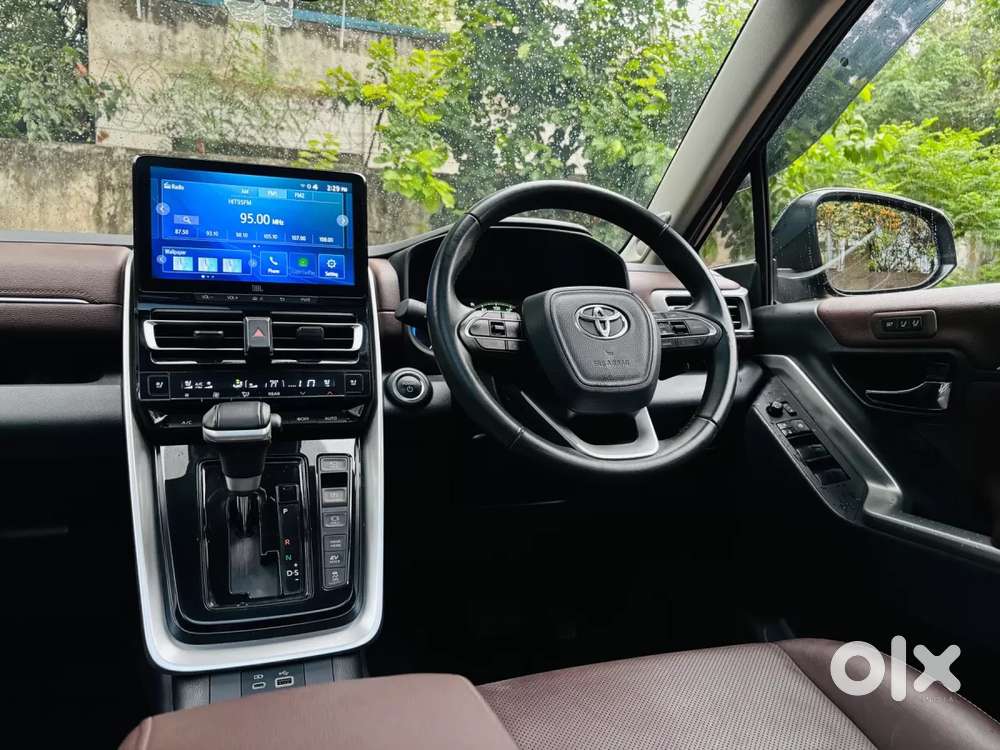 Toyota Innova Hycross 2.0 Zx (o) Hybrid 7 Str, 2025, Petrol