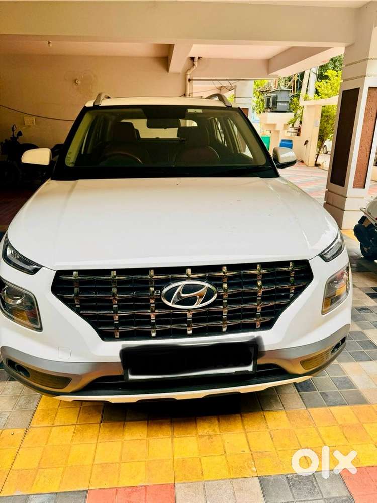 Hyundai Venue 2022 Petrol 25000 Km Driven