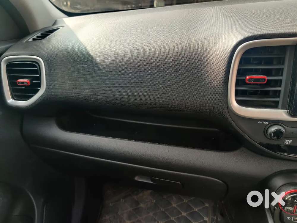 Hyundai Venue Sx Dual Tone October-2021 With All Top Model Features