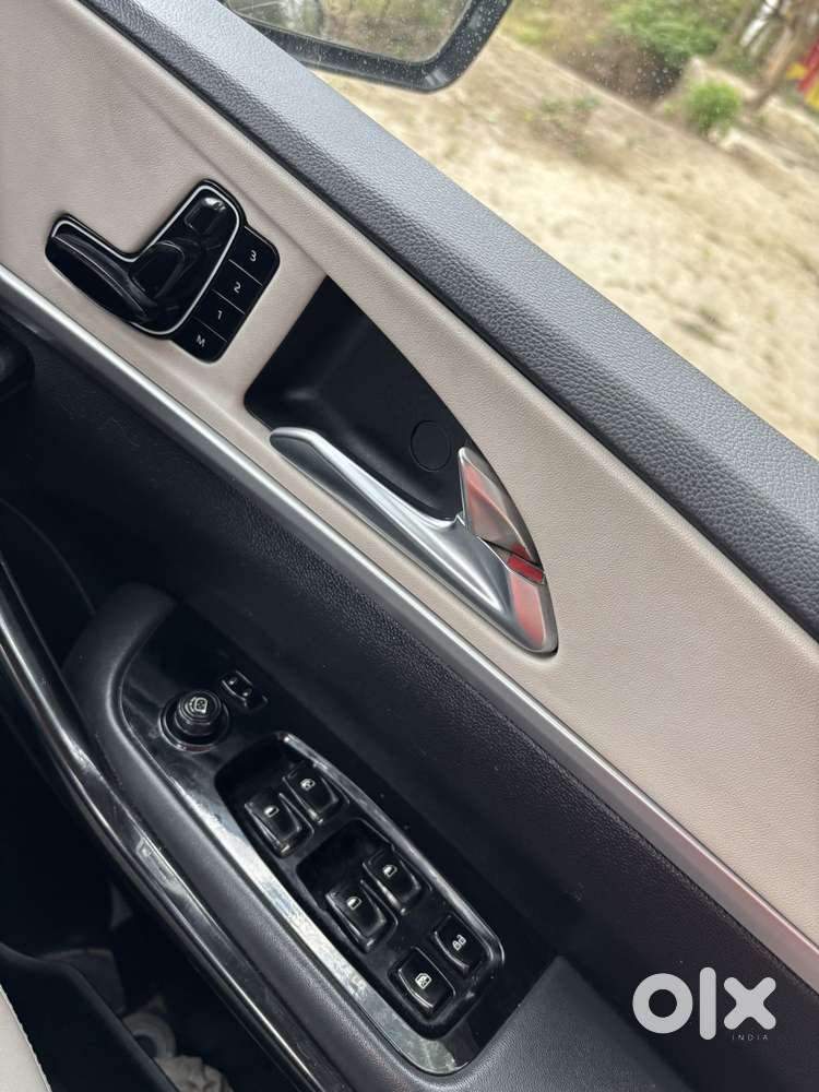 Mahindra Xuv700 2.2 Ax 7 Diesel Mt Luxury Pack Str, 2023, Diesel