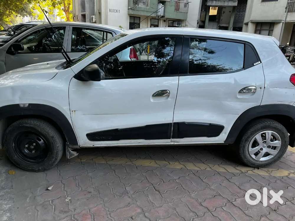 A Renault Kwid Rxt 0.8 In White Colour Only 30,000 Km Driven Hr Number