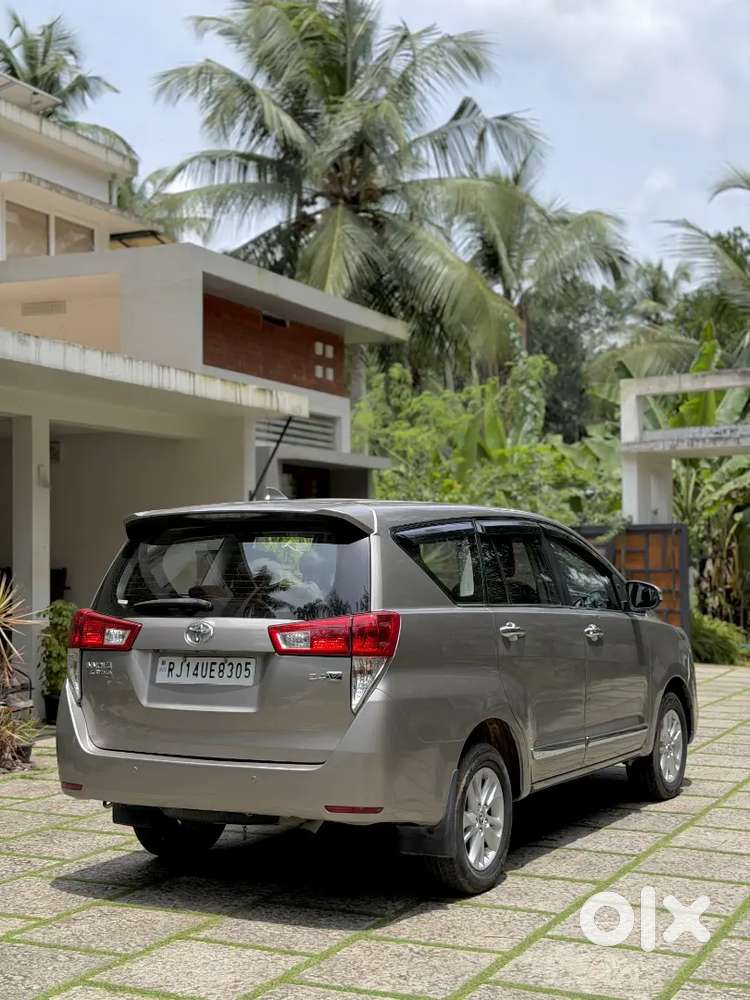 Toyota Innova Crysta 2.4 V 2016