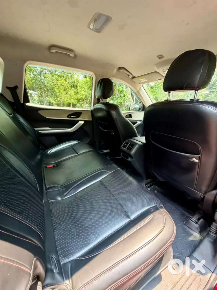 Mahindra Xuv700 2.0 Mx Petrol Mt 5 Str, 2023, Petrol