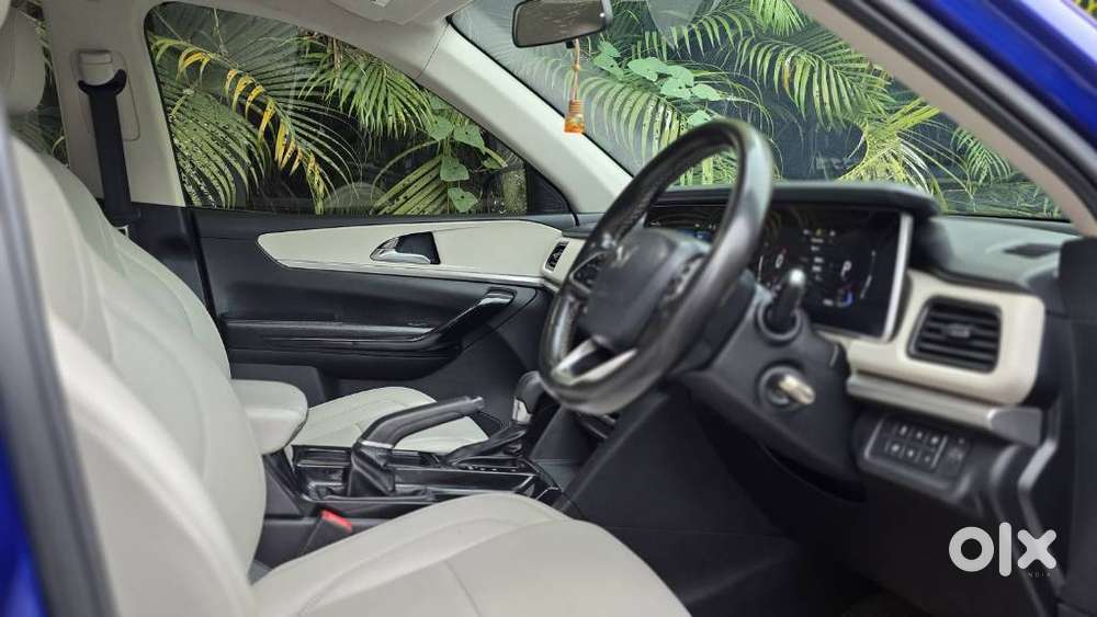 Mahindra Xuv700 2.2 Ax 5 Diesel At Str, 2022, Diesel