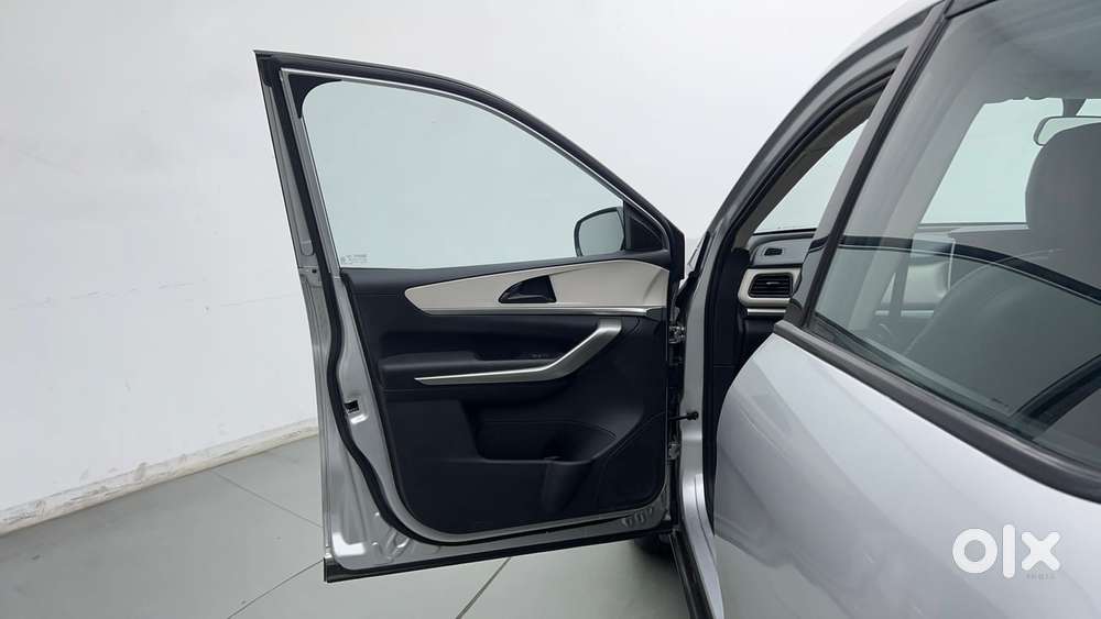 Mahindra Xuv700 2.0 Ax 3 Petrol At 5 Str, 2022, Petrol