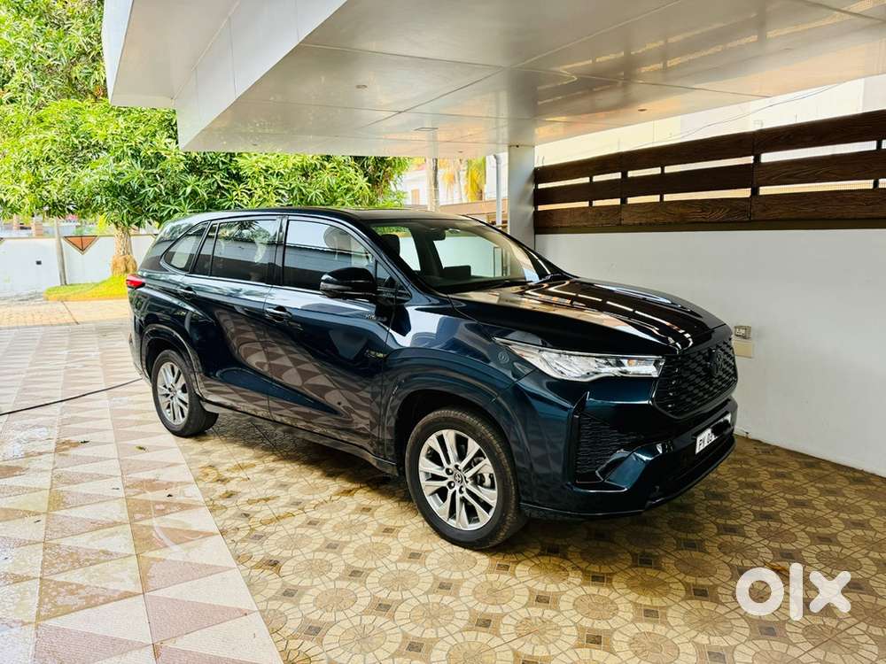 Toyota Innova Hycross