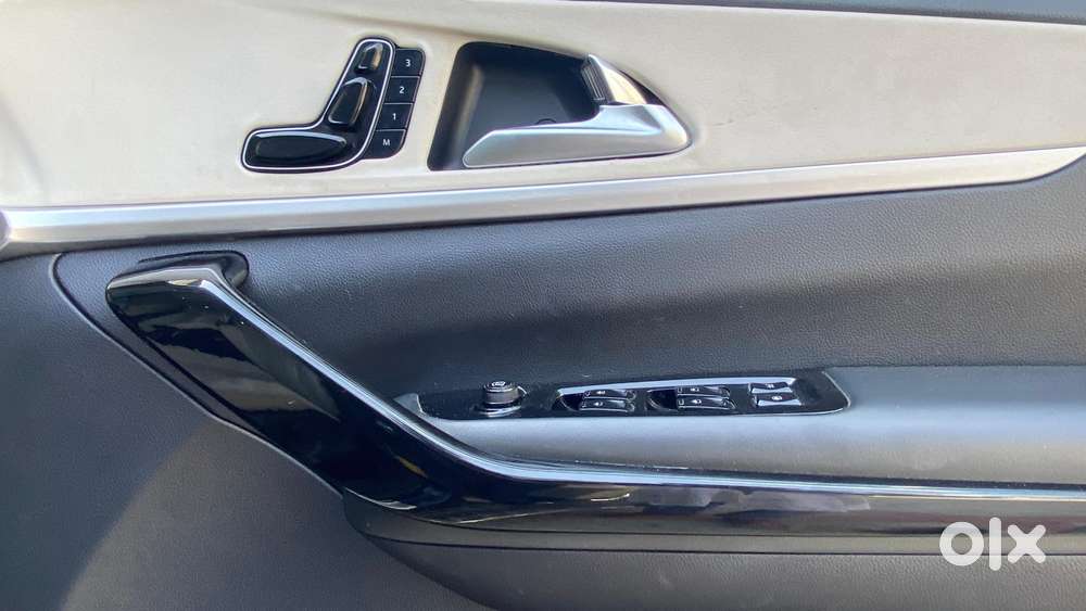 Mahindra Xuv700 2.0 Ax 7 Petrol At Str, 2021, Petrol