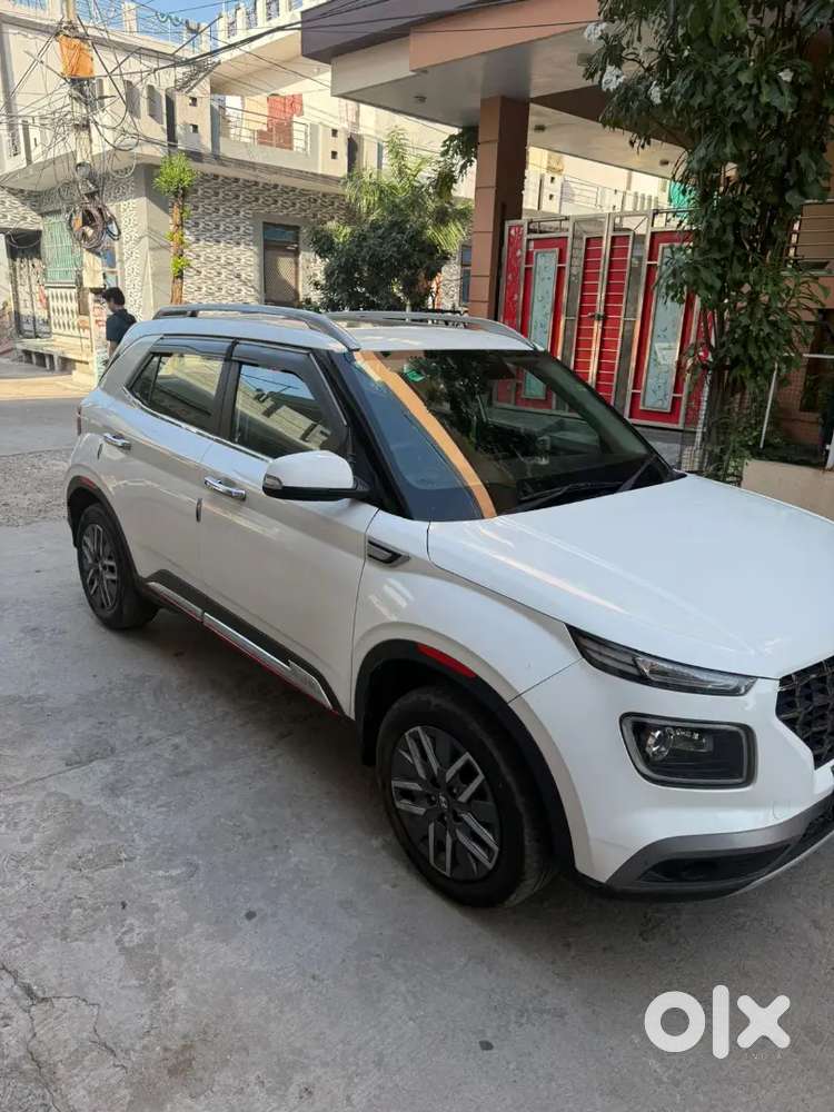 Hyundai Venue 2022 Diesel Well Maintained 2nd Top Model Sunroof