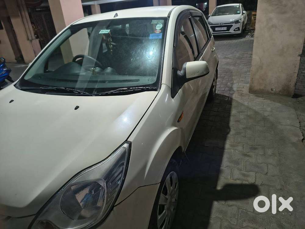 Self Driven Ford Figo Zxi 2013 Petrol For Sale