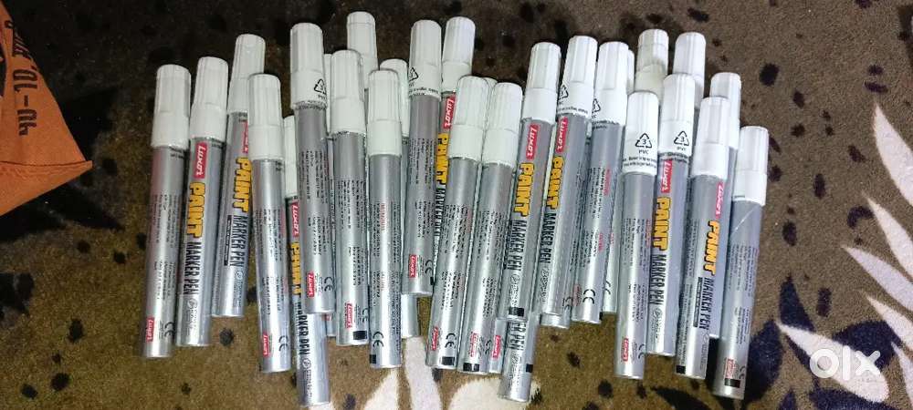 Whit paint marker pen