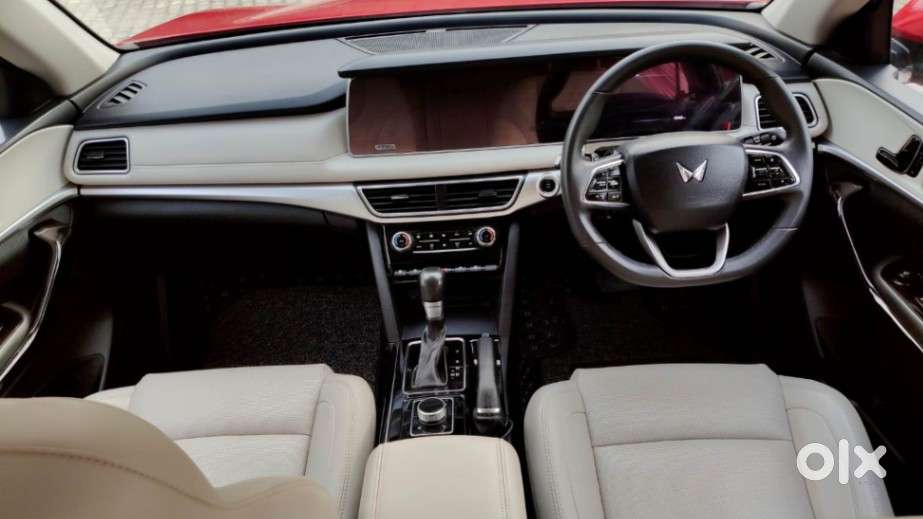 Mahindra Xuv700 2.0 Ax 7 Petrol At Str, 2022, Petrol