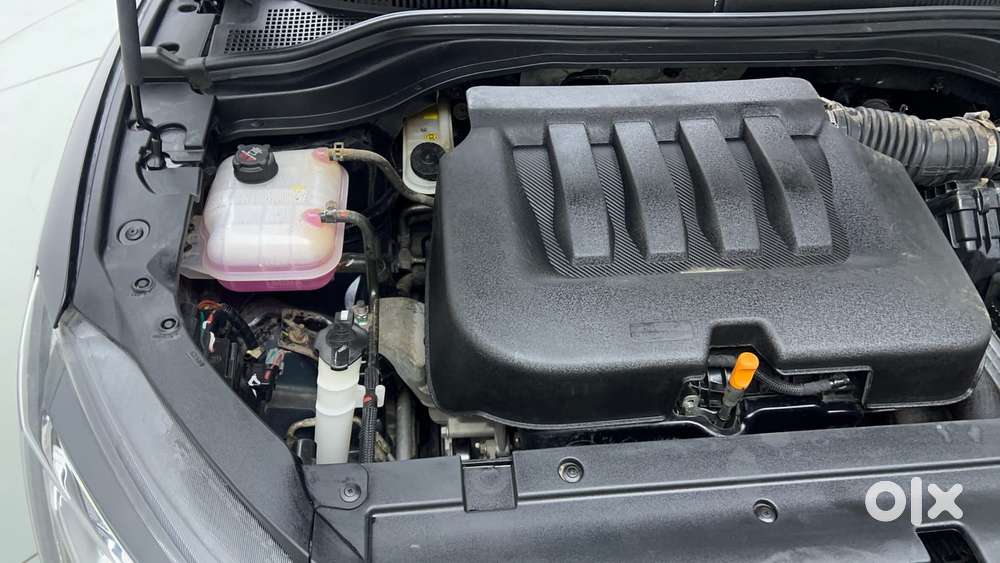 Mahindra Xuv700 2.0 Ax 7 Petrol At Str, 2025, Petrol