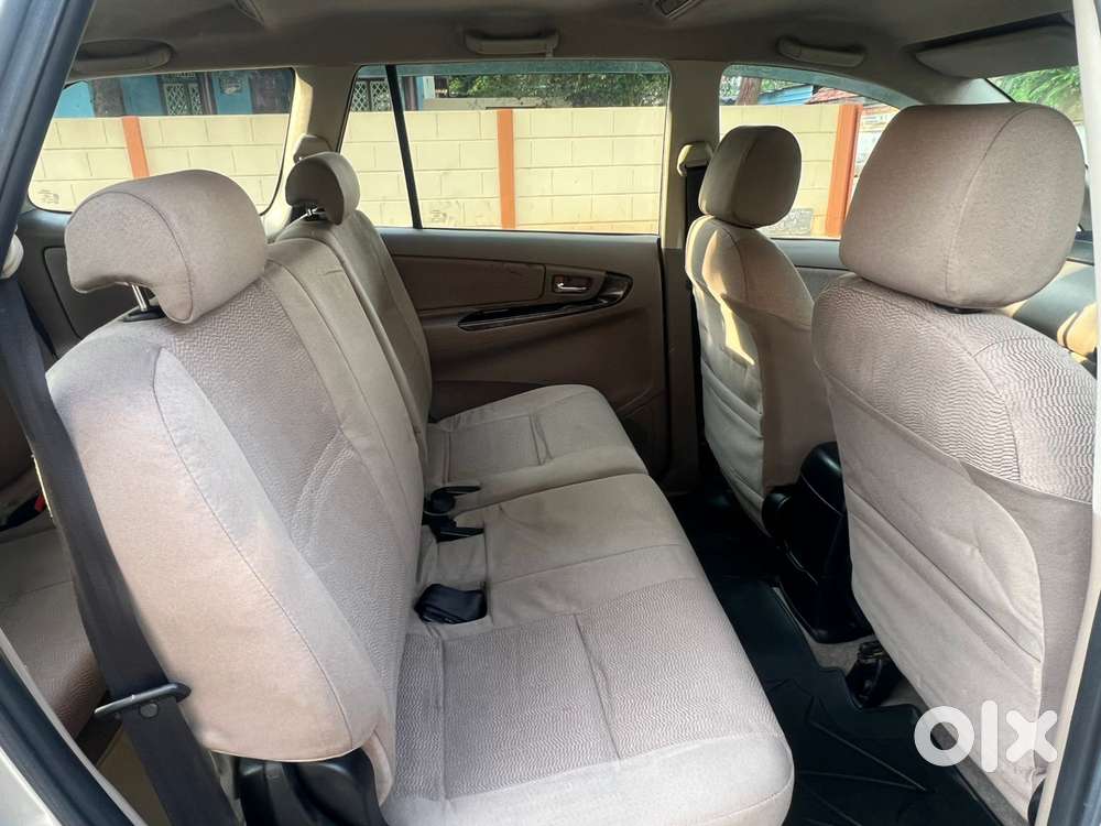 Toyota Innova 2004-2011 2.5 V Diesel 8-seater, 2015, Diesel