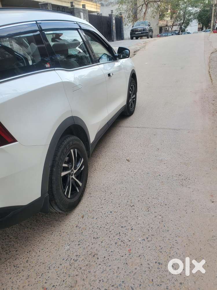 Mahindra Xuv700 2.0 Mx Petrol Mt 5 Str, 2023, Petrol