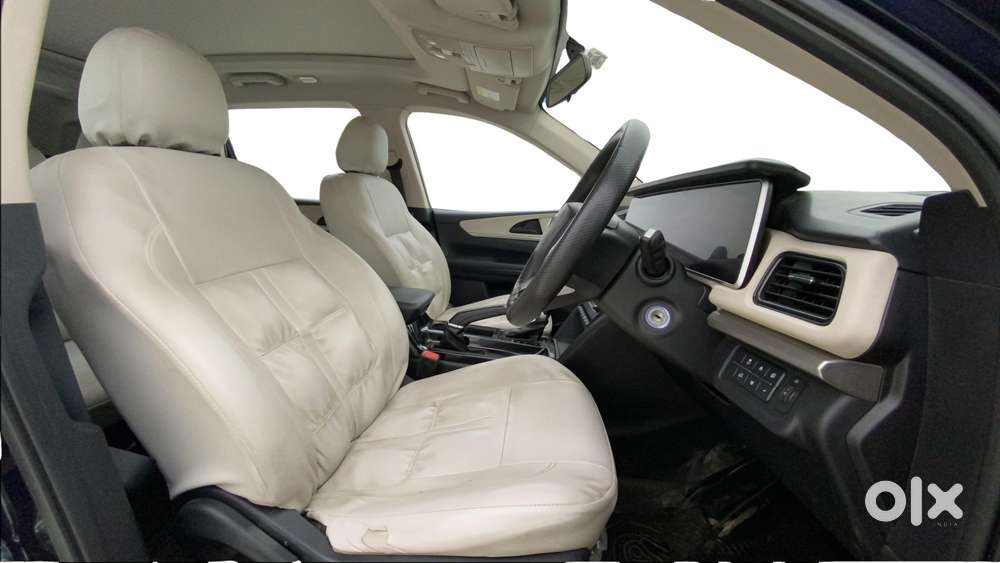 Mahindra Xuv700 2.0 Ax 5 Petrol At Str, 2022, Petrol