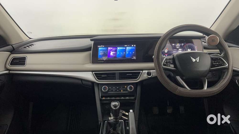 Mahindra Xuv700 2.0 Ax 7 Petrol Mt Str, 2022, Petrol