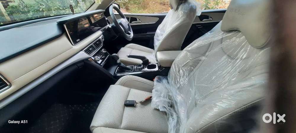 Mahindra Xuv700 2.0 Ax 7 Petrol Mt Str, 2025, Petrol