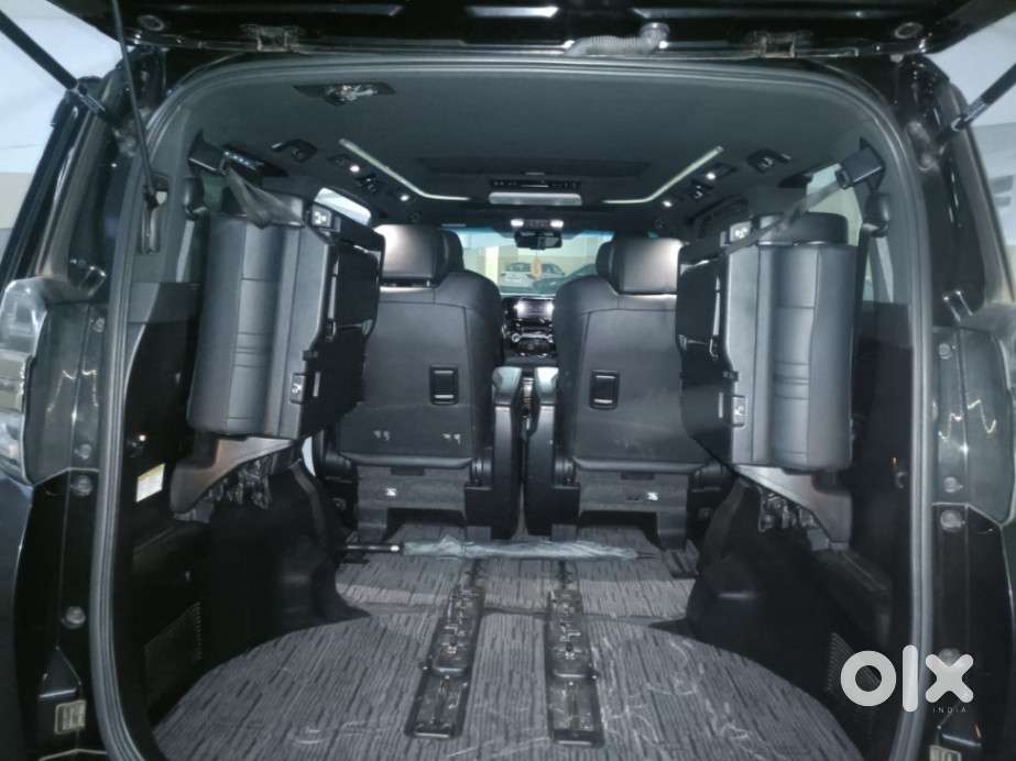Toyota Vellfire 2.5 Executive Lounge, 2022, Petrol