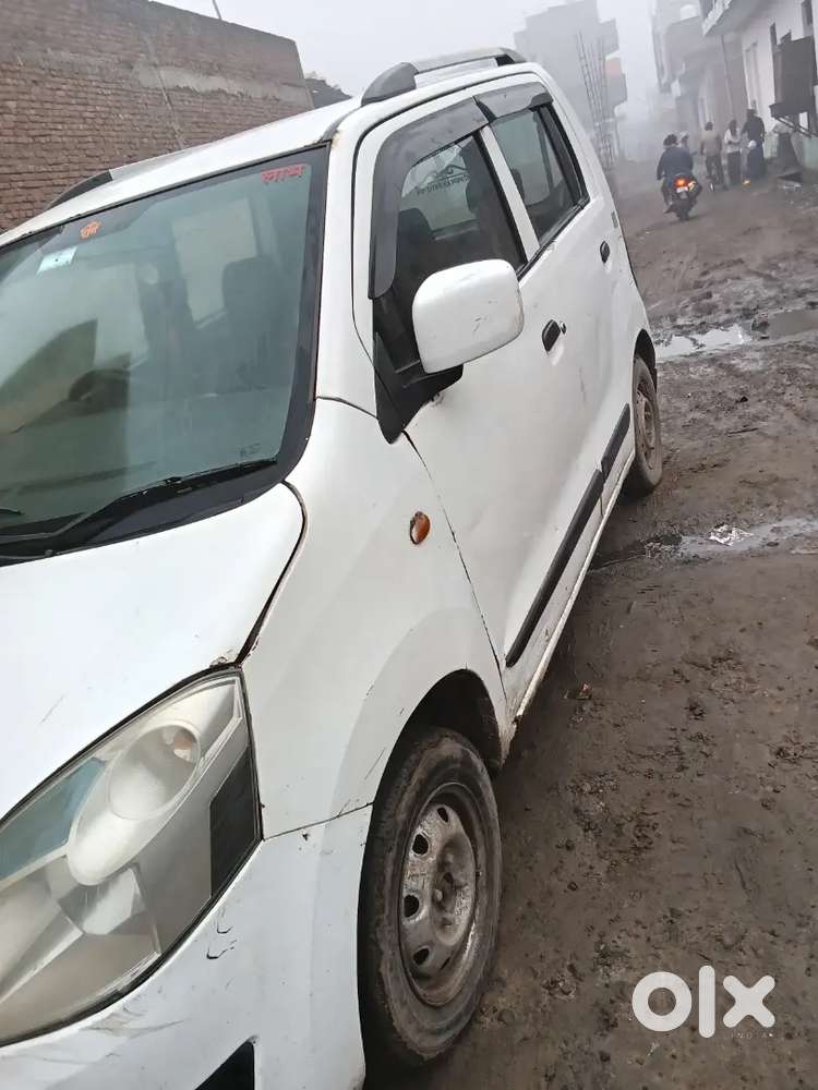 Car Me Koi Bhi Kami Nhi Hai Ghar Per Khadi Rehti Hai