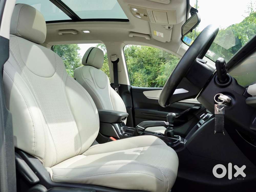 Mahindra Xuv700 2.0 Ax 5 Petrol Mt Str, 2022, Petrol