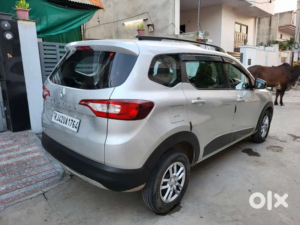 Renault 7-seater Car Showroom Condition