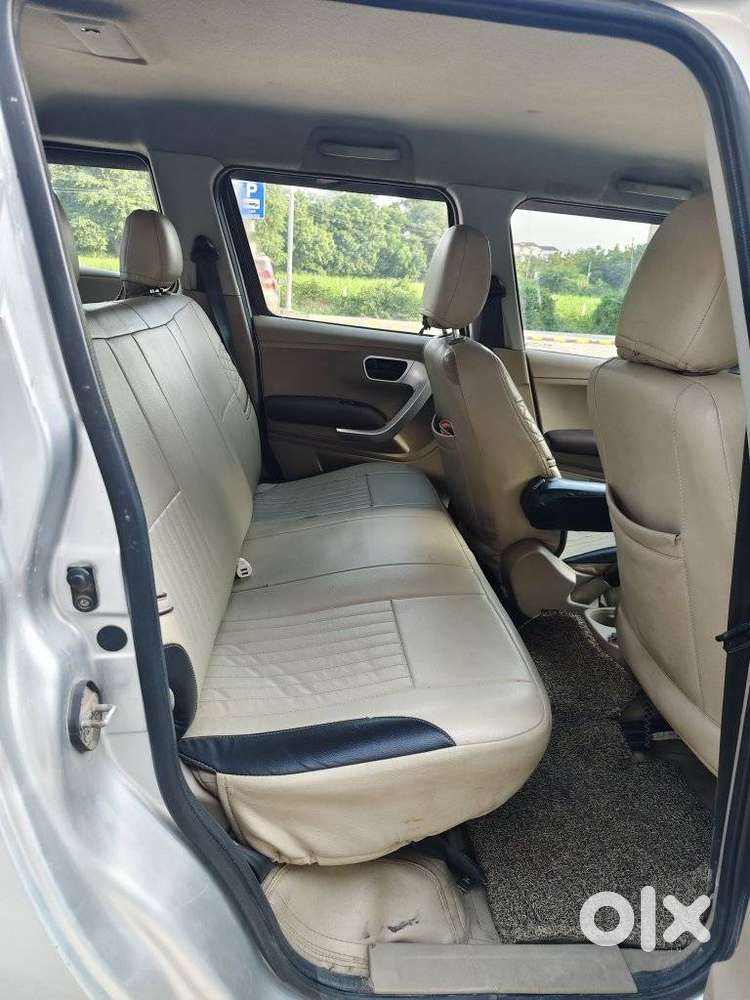 Mahindra Tuv 300 Mhawk100 T8 Dual Tone, 2018, Diesel