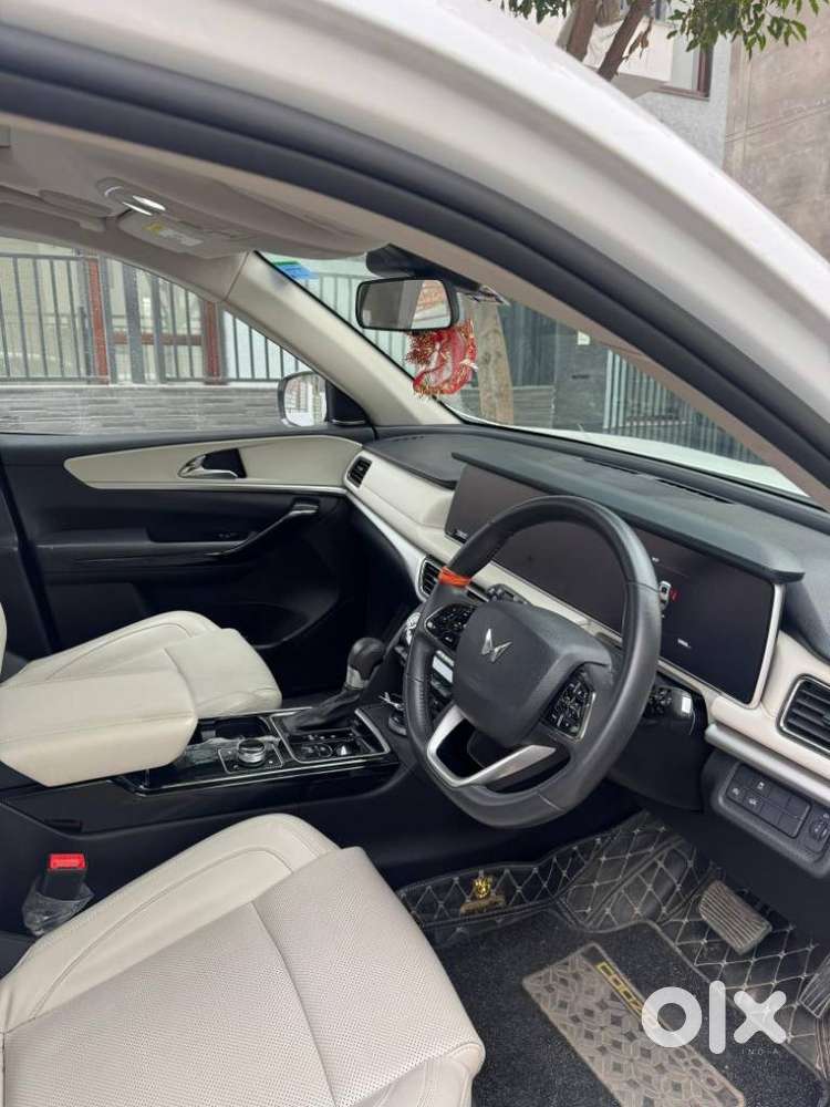 Mahindra Xuv700 2.0 Ax 7 Petrol At Luxury Pack Str, 2024, Petrol