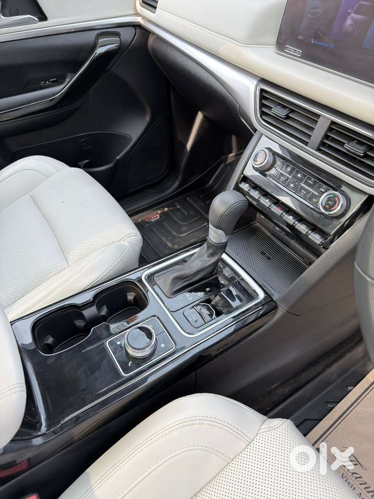 Mahindra Xuv700 2.2 Ax 7 Diesel At Luxury Pack Str Awd, 2024, Diesel