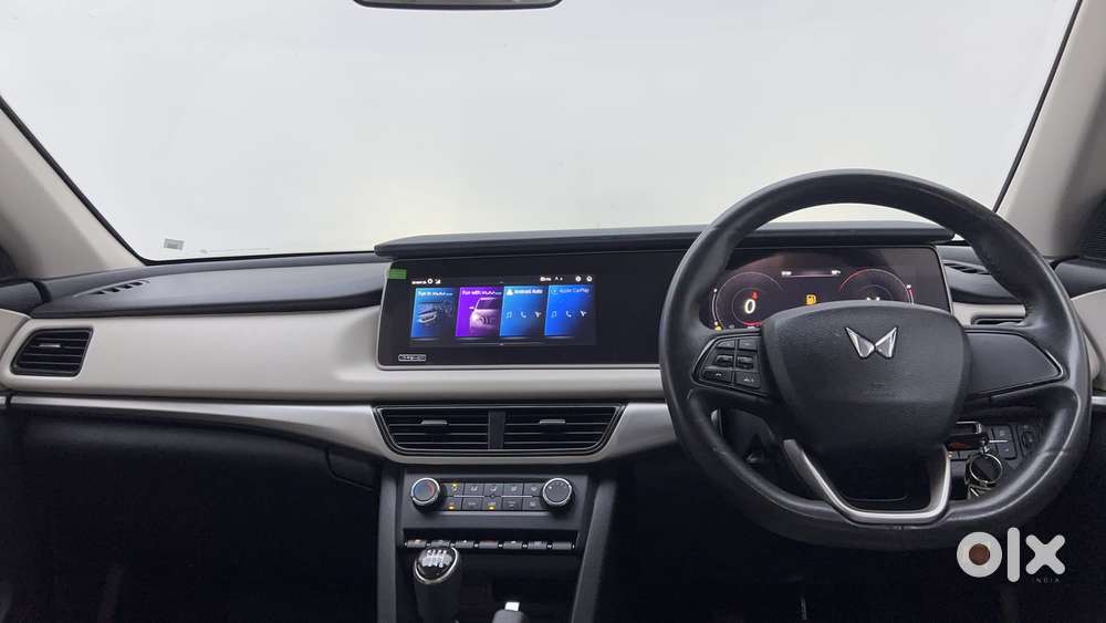 Mahindra Xuv700 2.0 Ax 5 Petrol Mt 7 Str, 2023, Petrol