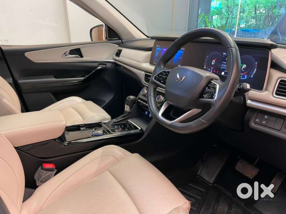 Mahindra Xuv700 2.2 Ax 7 Diesel At Str, 2022, Petrol