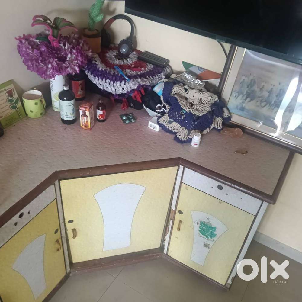 Corner showcase