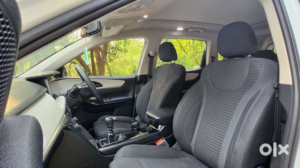 Mahindra Xuv700 2.0 Ax 5 Petrol Mt 7 Str, 2022, Petrol