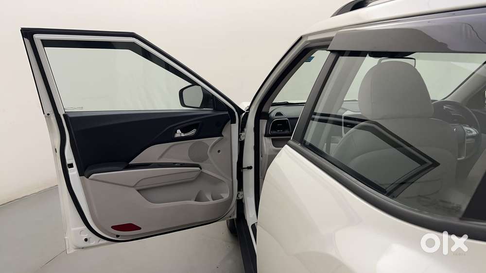 Mahindra Xuv300 1.2 W8 (o) Amt Petrol, 2022, Petrol