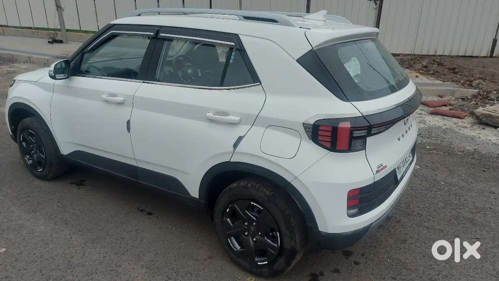 Hyundai Venue 2023 Petrol 18400 Km Driven