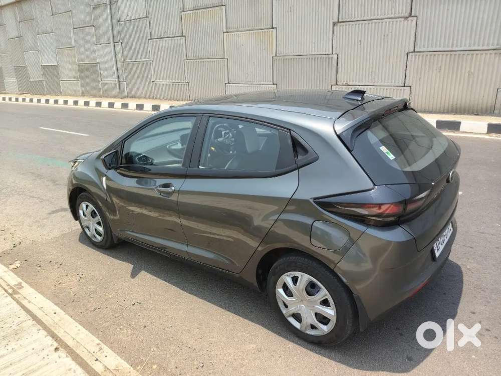 Tata Altroz Sunroof Available