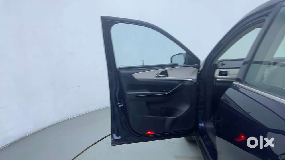 Mahindra Xuv700 2.0 Ax 7 Petrol At Str, 2022, Petrol