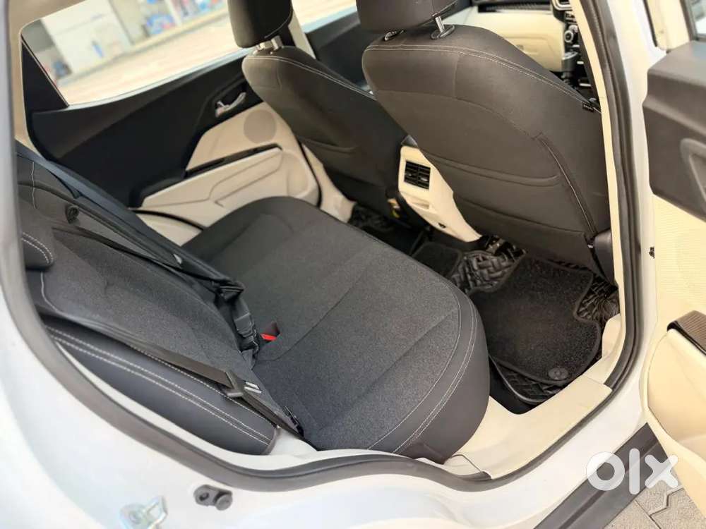 Mahindra Xuv 3xo Ax5 Petrol Mt  Single Owner Warranty Period