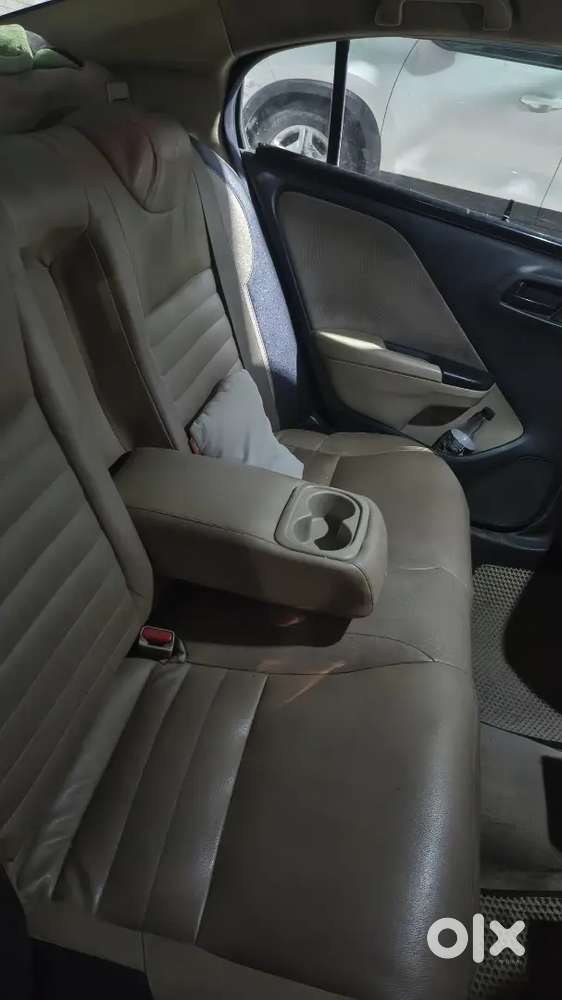 Well Maintained Car With 25+ Average