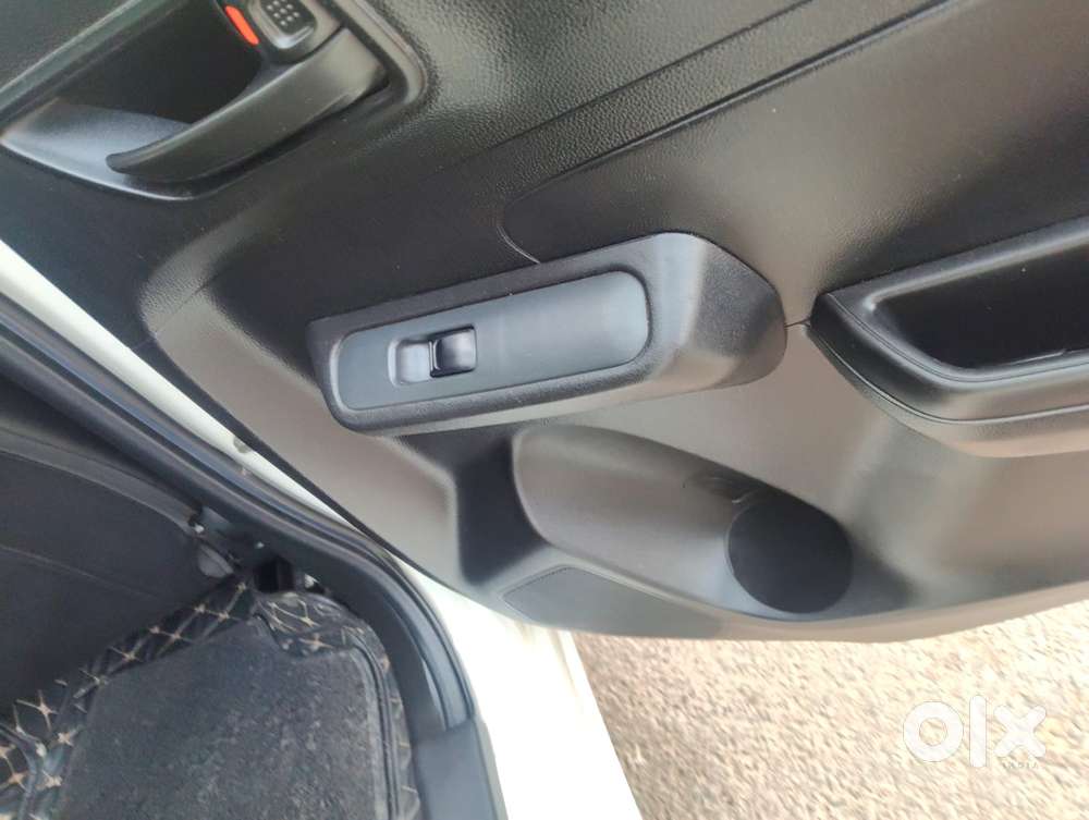 Maruti Suzuki Swift Lxi Optional-o, 2022, Petrol