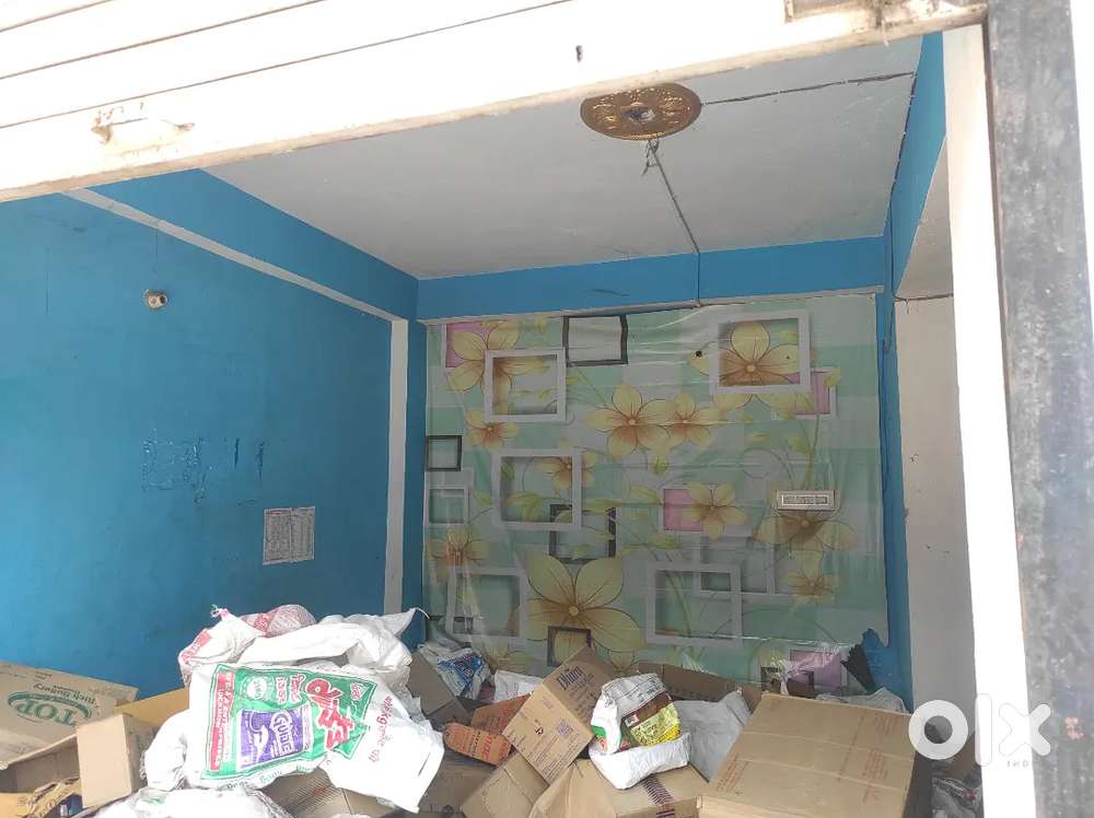 Shop in first floor pe hai