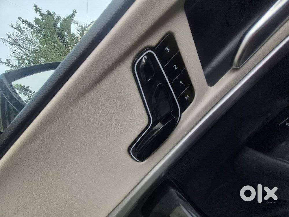 Mahindra Xuv700 2.0 Ax 7 Petrol Mt Str, 2024, Petrol