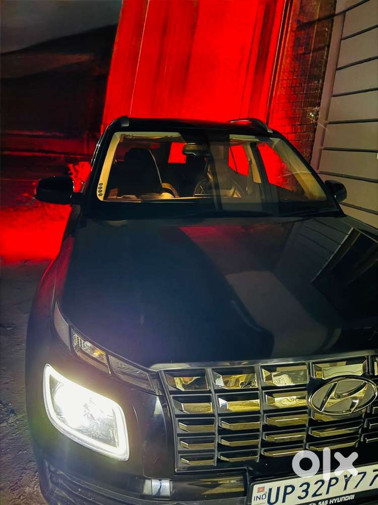 Hyundai Venue 2024 Petrol 8800 Km Driven