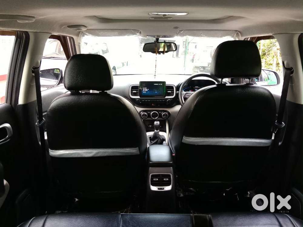 Top Model, Colour Titan Grey, Sun Roof, Blue Link & All Othr Features.