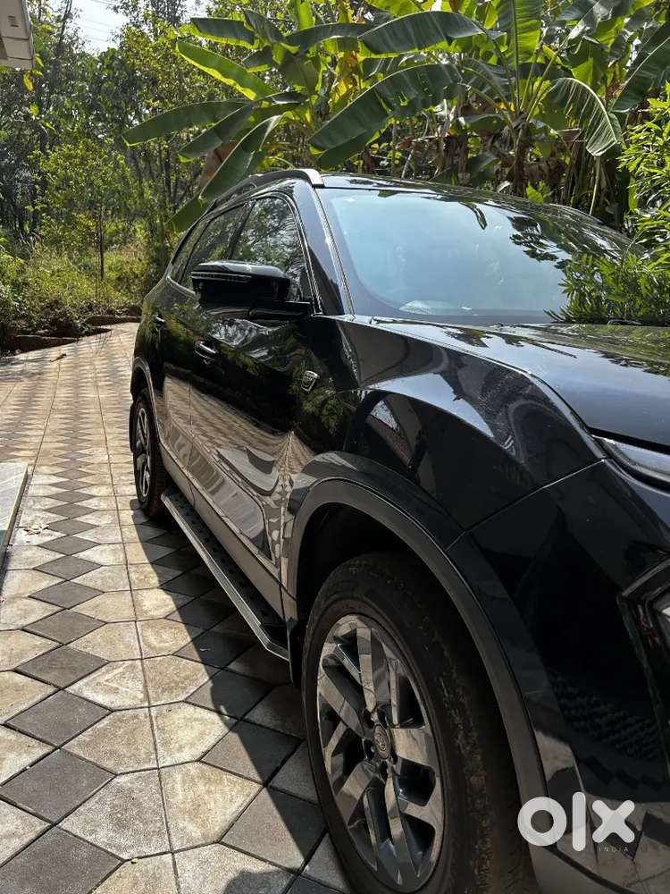 Tata Safari Dark Edition