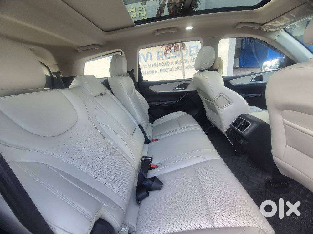Mahindra Xuv700 2.0 Ax 7 Petrol Mt Str, 2024, Petrol