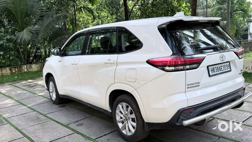 Toyota Innova Hycross Hybrid 2023