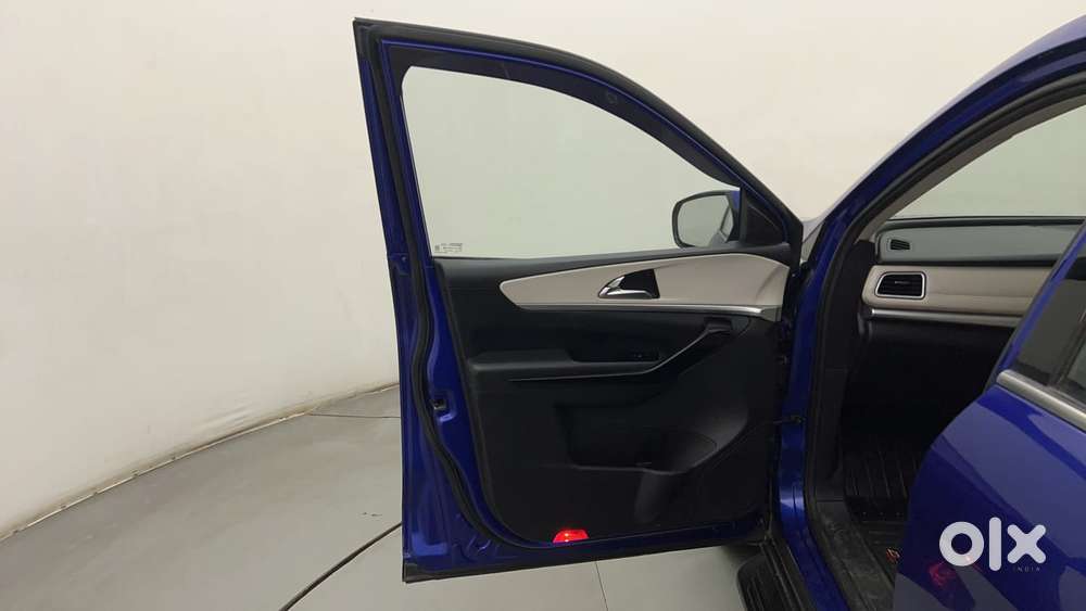 Mahindra Xuv700 2.0 Ax 7 Petrol At Str, 2023, Petrol