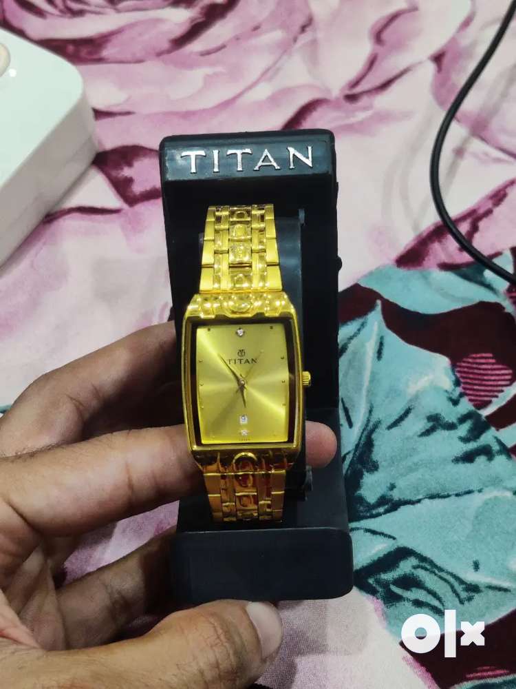 Titan watch hot sale golden price