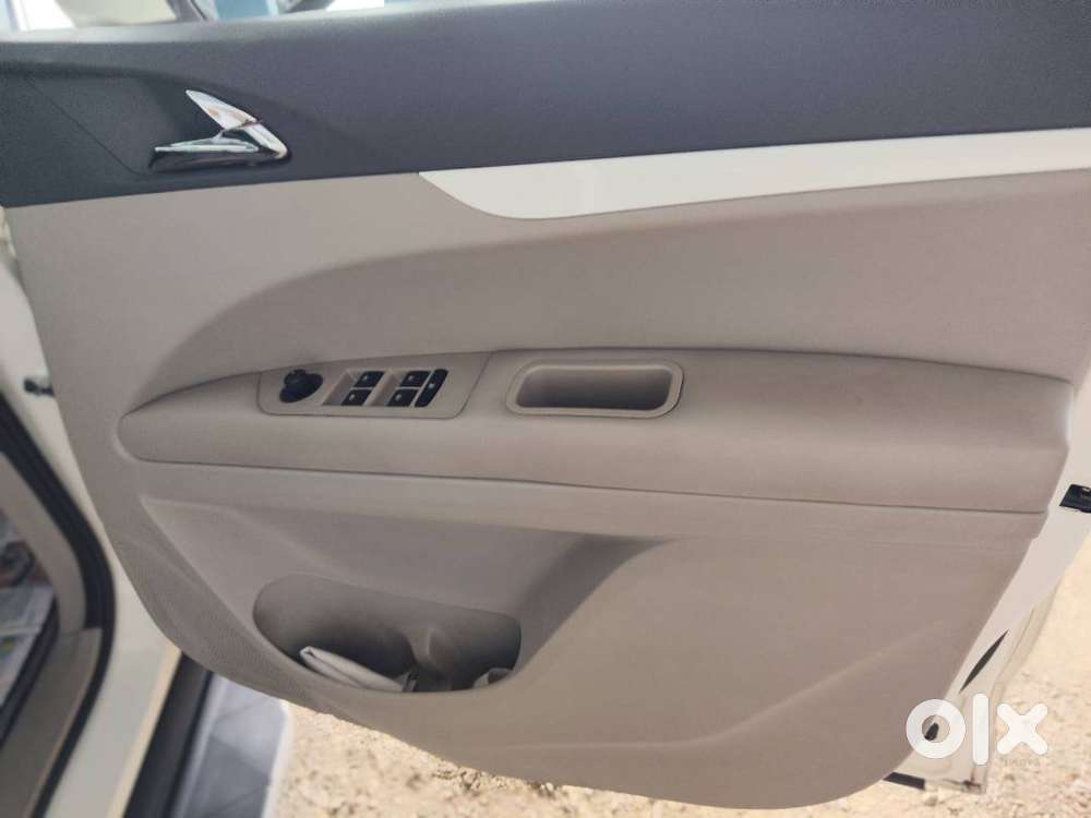 Mahindra Marazzo M6 2019 (pearl White)